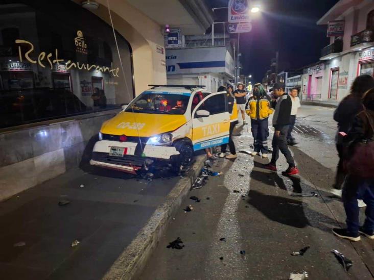 Se accidenta taxi en Centro de Córdoba; responsable del accidente se fuga