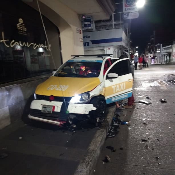 Se accidenta taxi en Centro de Córdoba; responsable del accidente se fuga