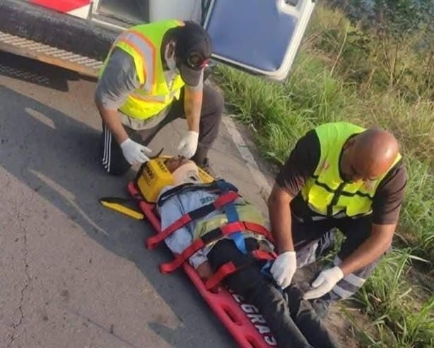 Tragedia en carretera de Tlalixcoyan; motociclista pierde la vida y su acompañante está grave