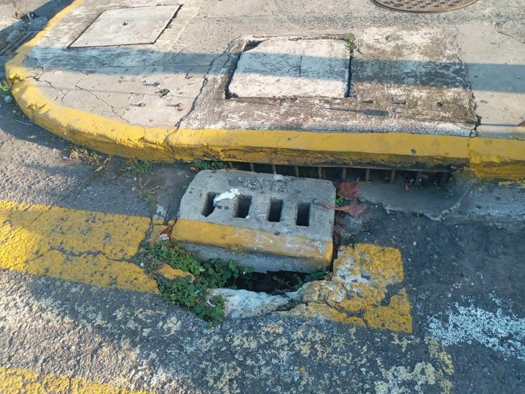 Alertan sobre alcantarilla a punto de colapsar en Veracruz