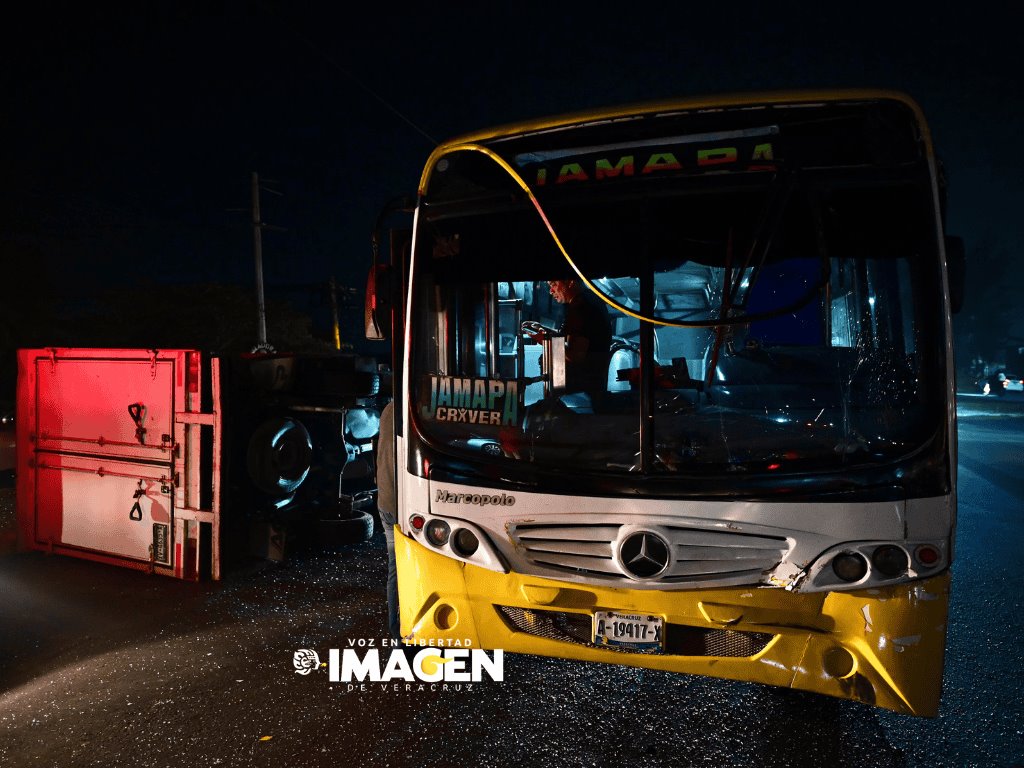 Vuelca camioneta al chocar contra autobús de la ruta Jamapa en Medellín de Bravo