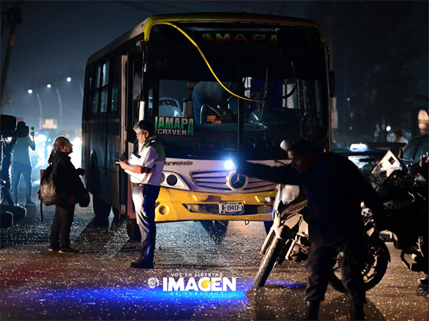 Vuelca camioneta al chocar contra autobús de la ruta Jamapa en Medellín de Bravo