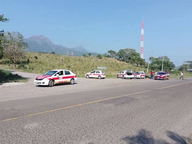 Conductores de taxis bachean carretera Nautla-Cardel