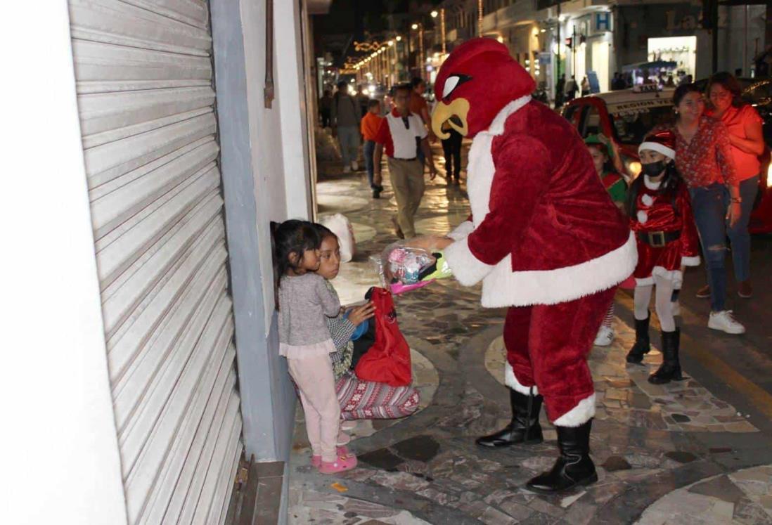 Sigue Yeyo regalando sonrisas y juguetes a niños