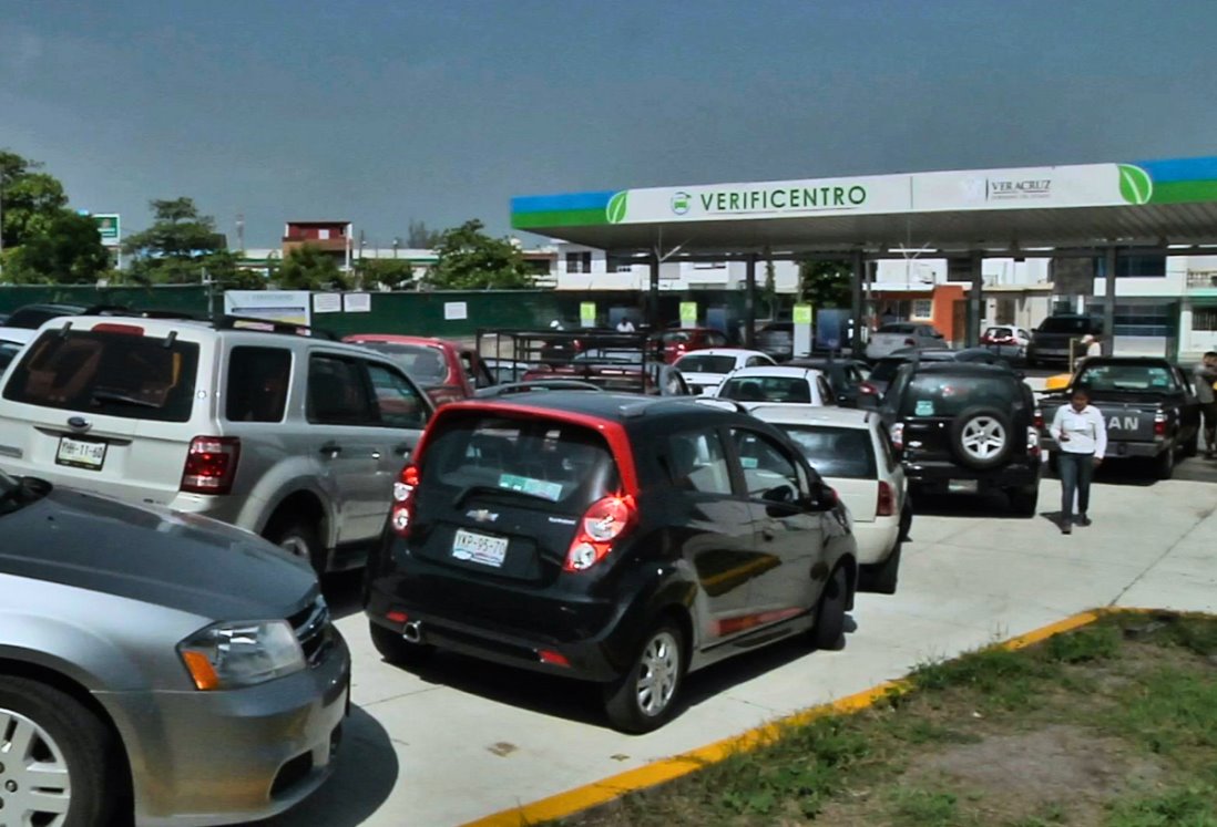 Automovilistas abarrotan verificentros en Veracruz y Boca del Río previo al fin de año