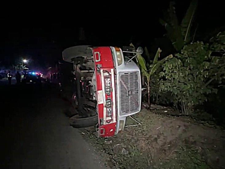 Camionero sobrevive a intento de asalto y vuelca su unidad en Tlapacoyan