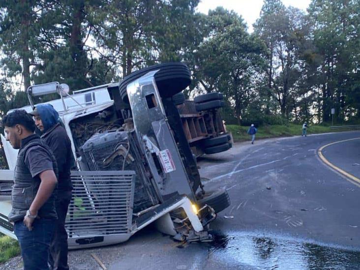 Volcadura en curvas de Normandía paraliza carretera Xalapa-Perote