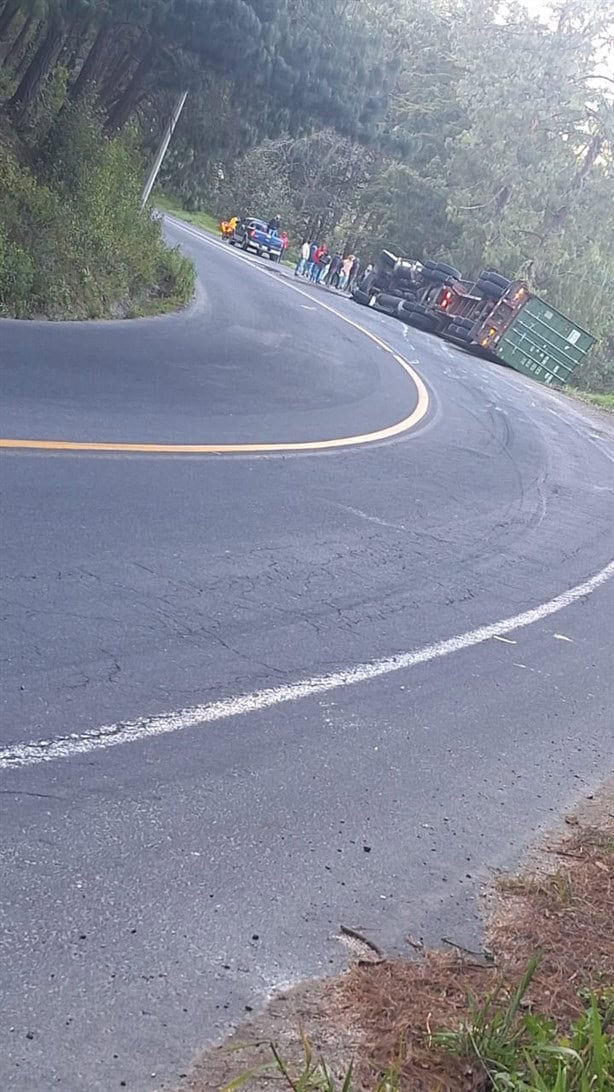 Volcadura en curvas de Normandía paraliza carretera Xalapa-Perote