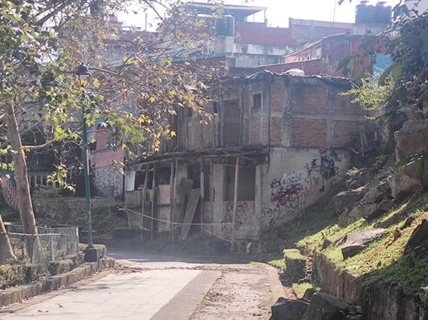 Obra abandonada en Paseo de los Lagos, en Xalapa, ¿foco de inseguridad?