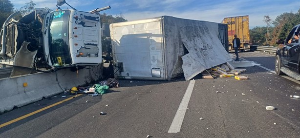 Tráiler de Nestlé causa caos vial tras volcar en libramiento Xalapa-Perote