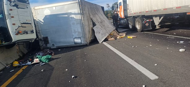 Tráiler de Nestlé causa caos vial tras volcar en libramiento Xalapa-Perote