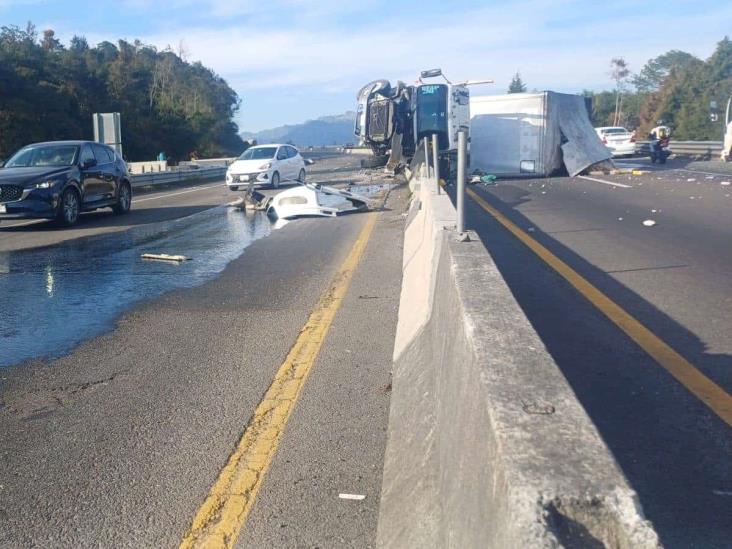 Tráiler de Nestlé causa caos vial tras volcar en libramiento Xalapa-Perote