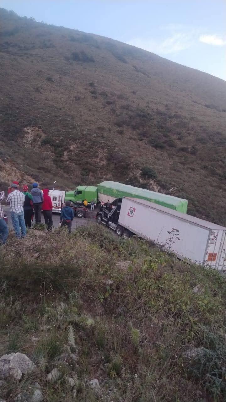 Choque de camiones provoca caos en la carretera Orizaba-Tehuacán