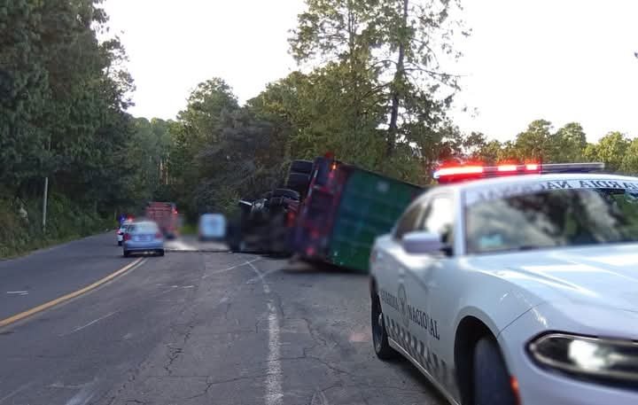 Tráiler vuelca en carretera Perote-Xalapa; conductor sale ileso