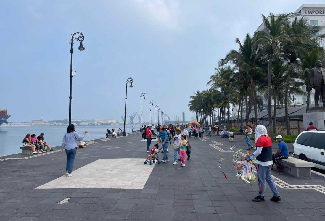 Turistas abarrotan el malecón de Veracruz este último fin de semana de 2024