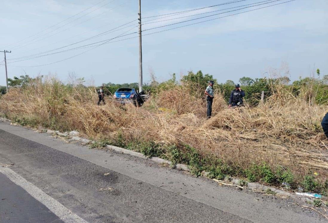 Vuelca automóvil en carretera a Chichicaxtle; hay dos mujeres y un hombre lesionados