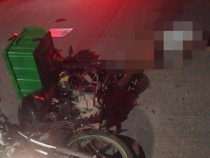 Fallece joven motociclista tras fuerte choque en calles de Minatitlán