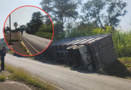 Se registra volcadura de tráiler en libramiento de Cuitláhuac
