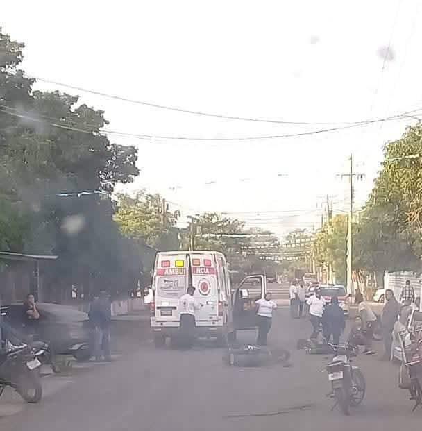 Pareja termina en el hospital luego de derrapar en motocicleta en Úrsulo Galván