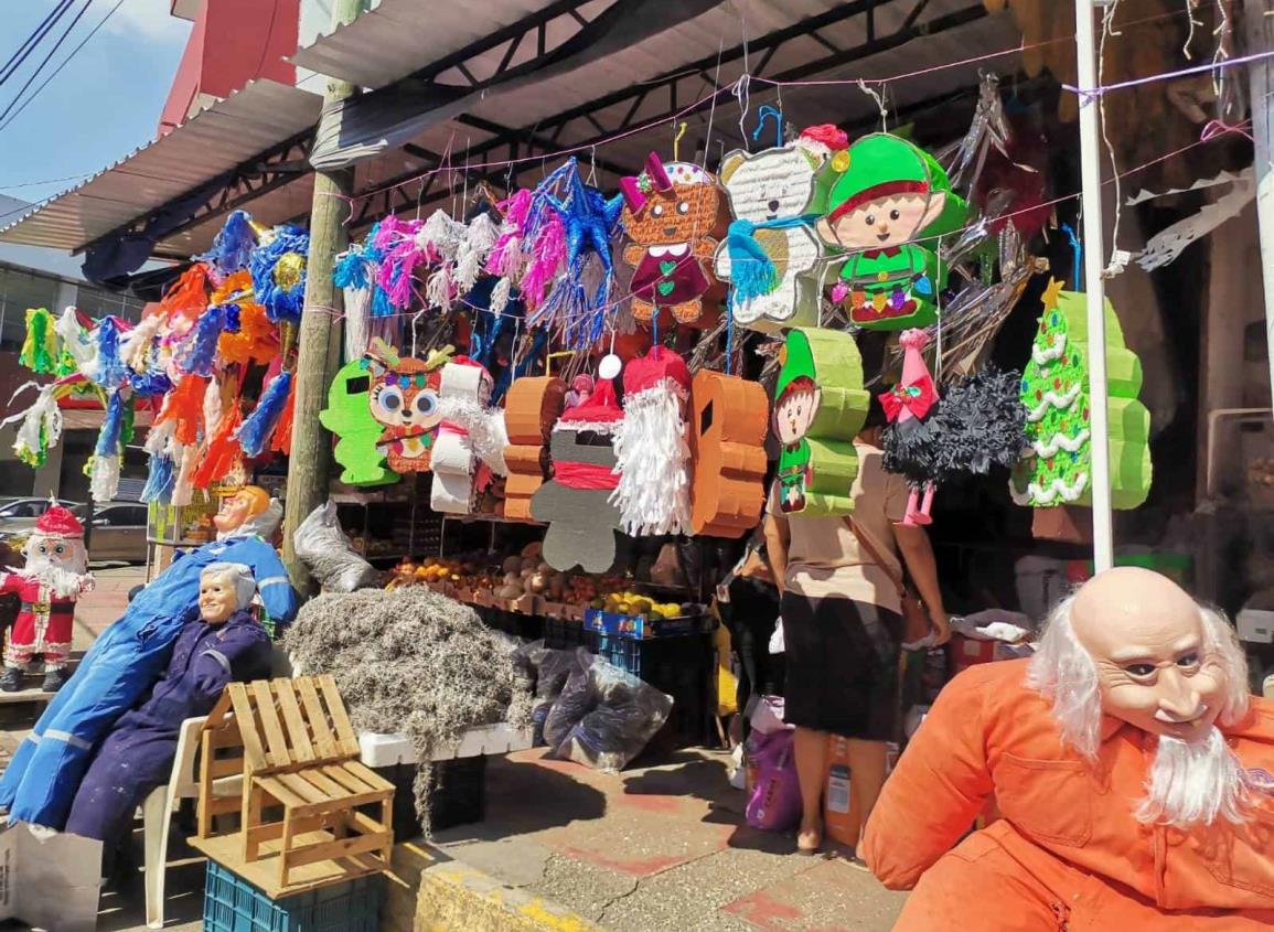 Vendedores de piñatas en Nanchital esperan repunte en ventas durante fin de año