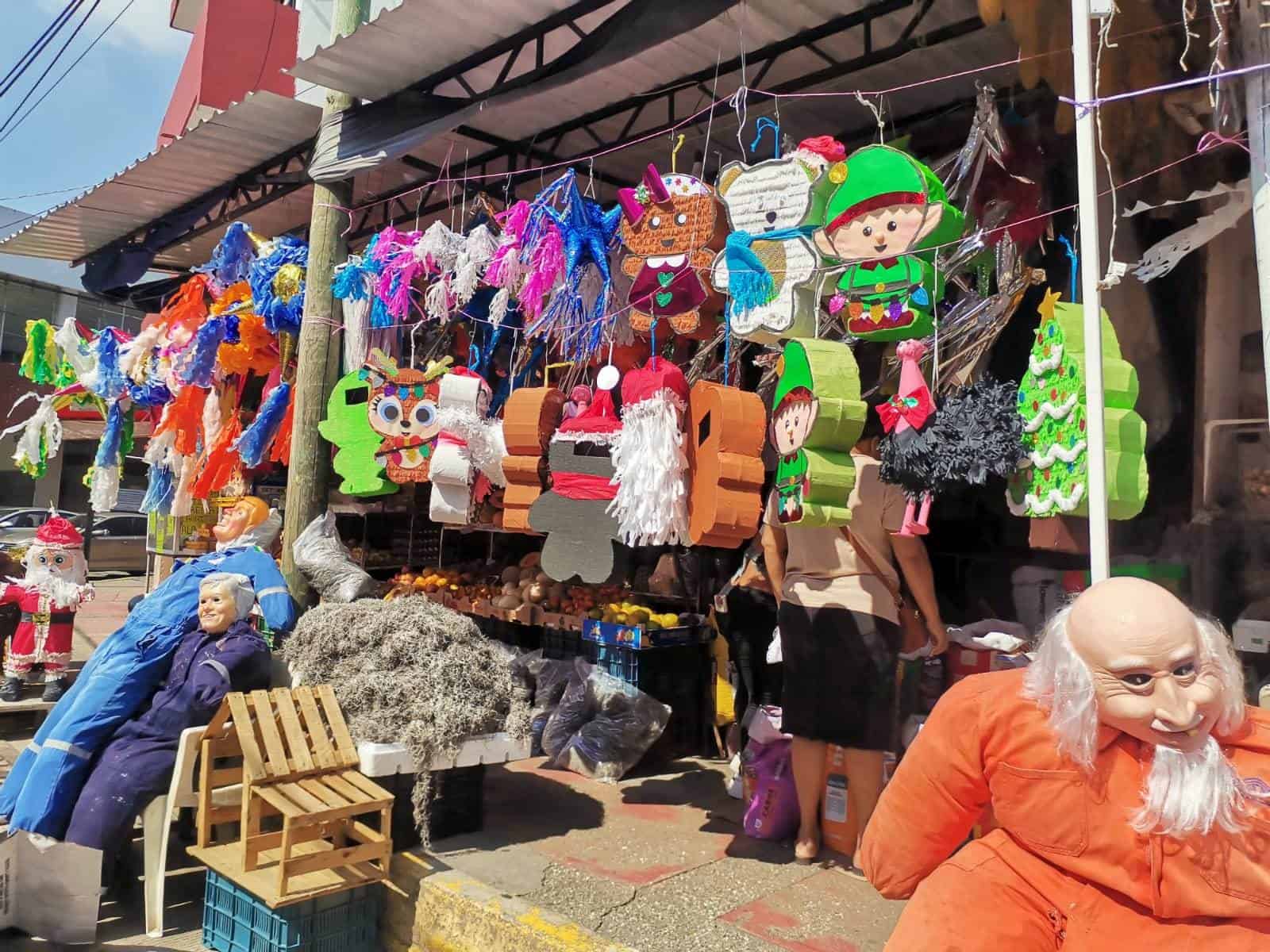 Vendedores de piñatas en Nanchital esperan repunte en ventas durante fin de año