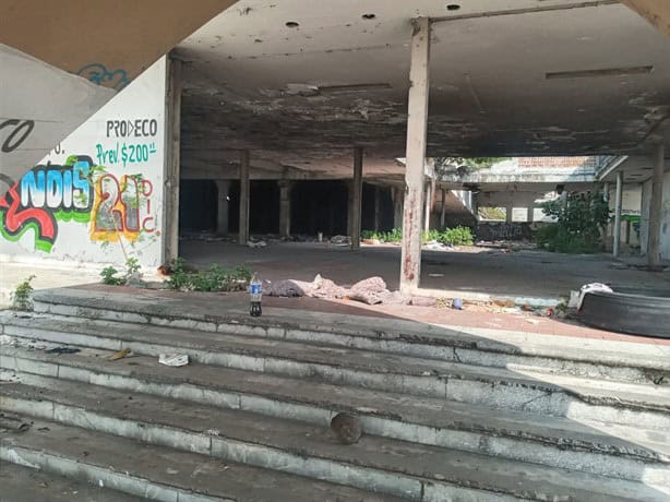 Piden cerrar accesos de edificio abandonado en el puerto de Veracruz; personas sospechosas se meten en la noche