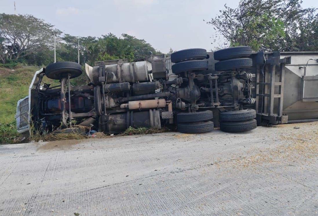 En el puerto de Veracruz vuelca camión de dos remolques cargado con semillas