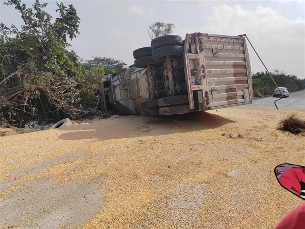 En el puerto de Veracruz vuelca camión de dos remolques cargado con semillas