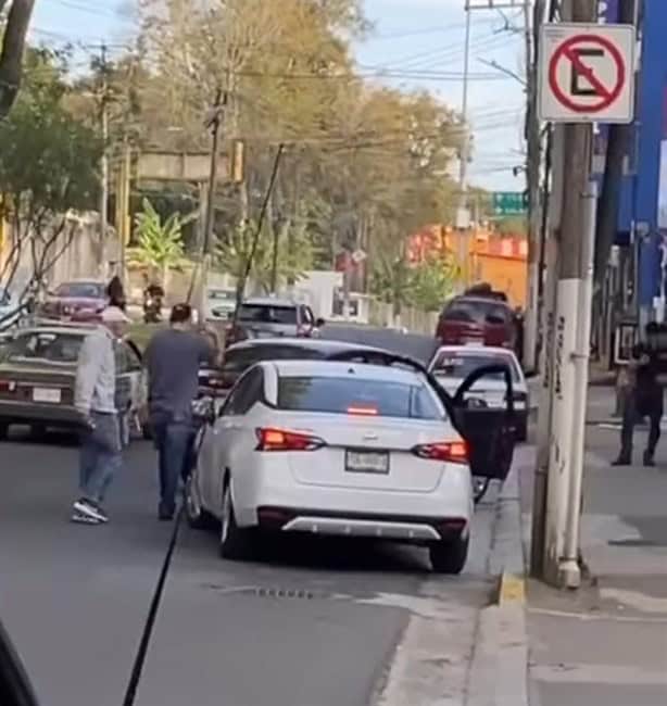 De terror: hombres armados con machetes amenazan a conductora en plena avenida de Xalapa (+VIDEO)