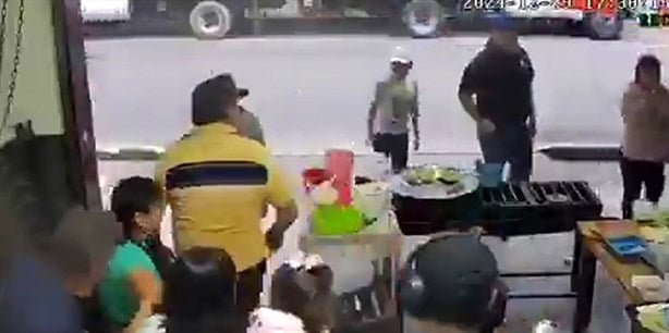 Captan en VIDEO a una mujer arrojando aceite hirviendo a la trabajadora de un restaurante en Xalapa