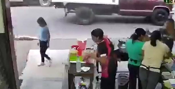 Captan en VIDEO a una mujer arrojando aceite hirviendo a la trabajadora de un restaurante en Xalapa