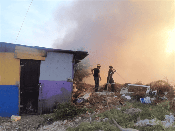 Incendio en basurero clandestino de Lomas del Ángel moviliza a bomberos en Veracruz