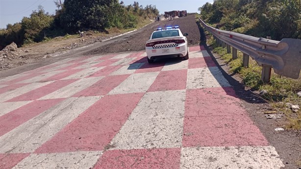 Se enrampa camión de carga tras quedar sin frenos en Cumbres de Maltrata