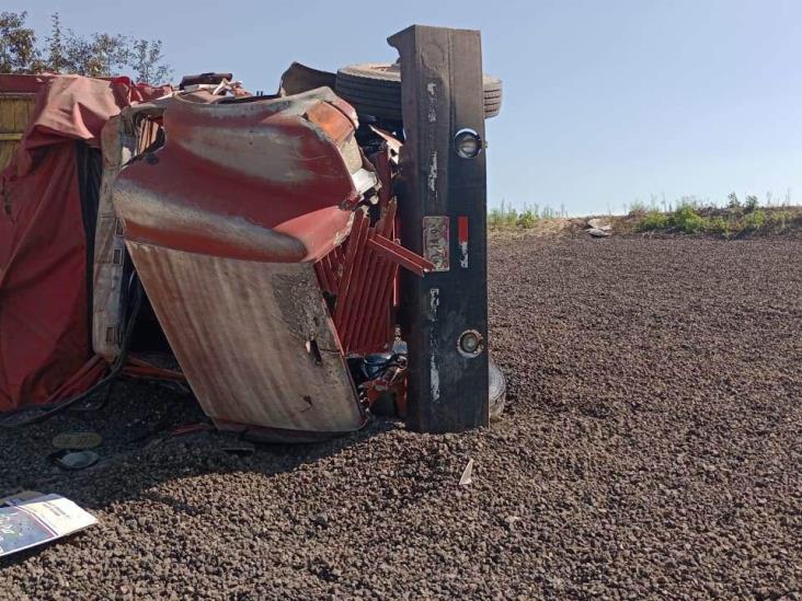 Se enrampa camión de carga tras quedar sin frenos en Cumbres de Maltrata