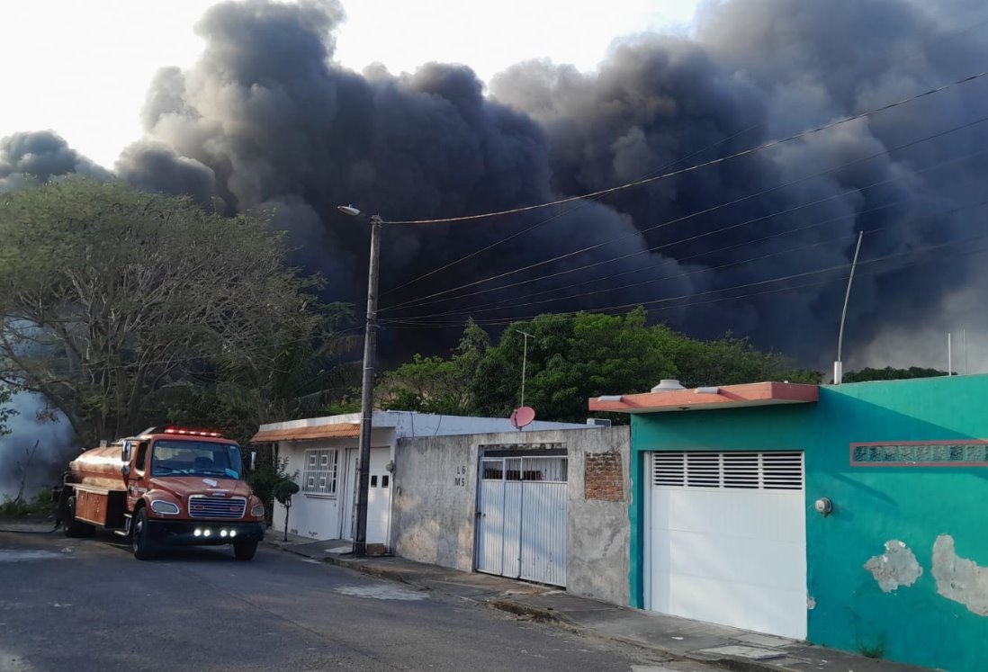 Incendio en basurero clandestino de Lomas del Ángel moviliza a bomberos en Veracruz