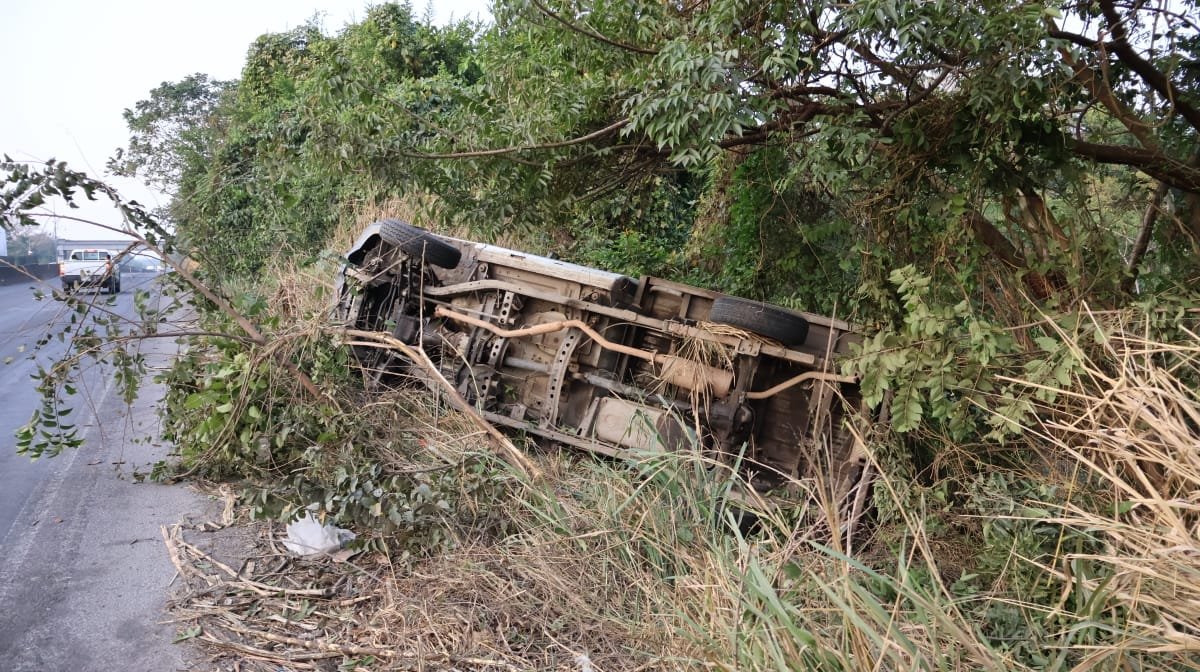 Conductor vuelca por quedarse dormido en el libramiento Paso del Toro-Santa Fe