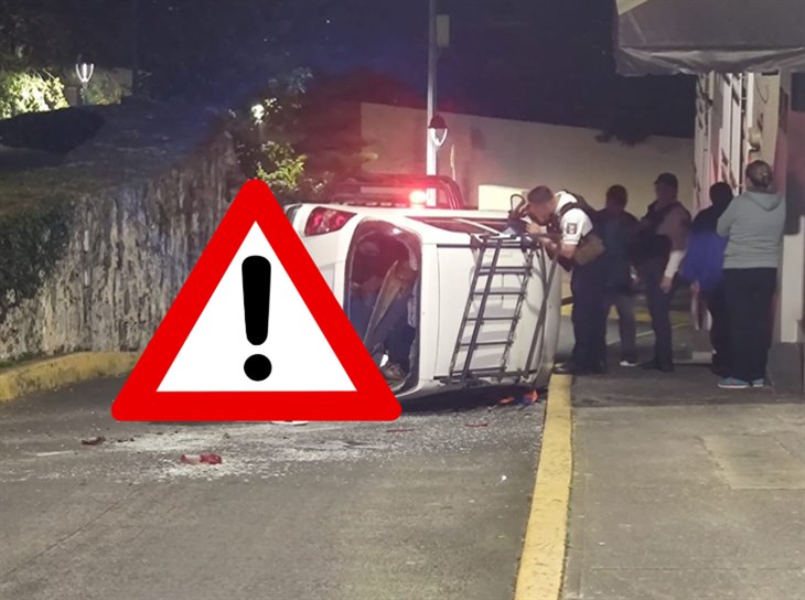 ¡Perdió el control! vuelca auto en la céntrica calle Zaragoza en Xalapa