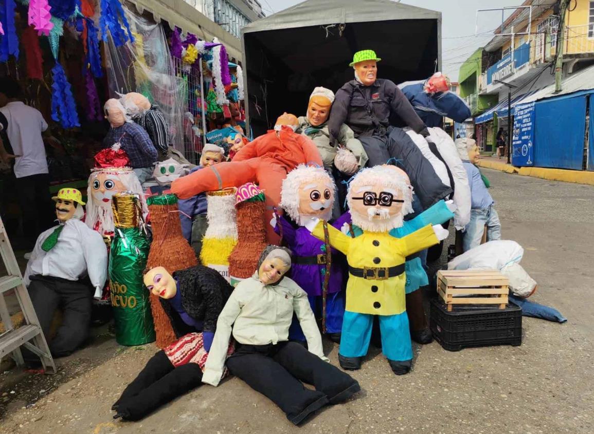 Viejos de cartón o tela invaden Nanchital para celebración de fin de año