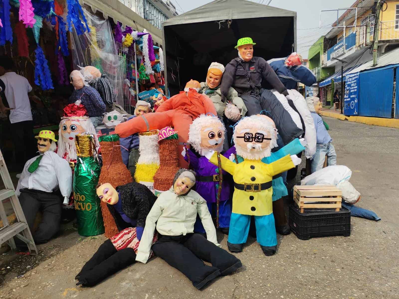 Viejos de cartón o tela invaden Nanchital para celebración de fin de año