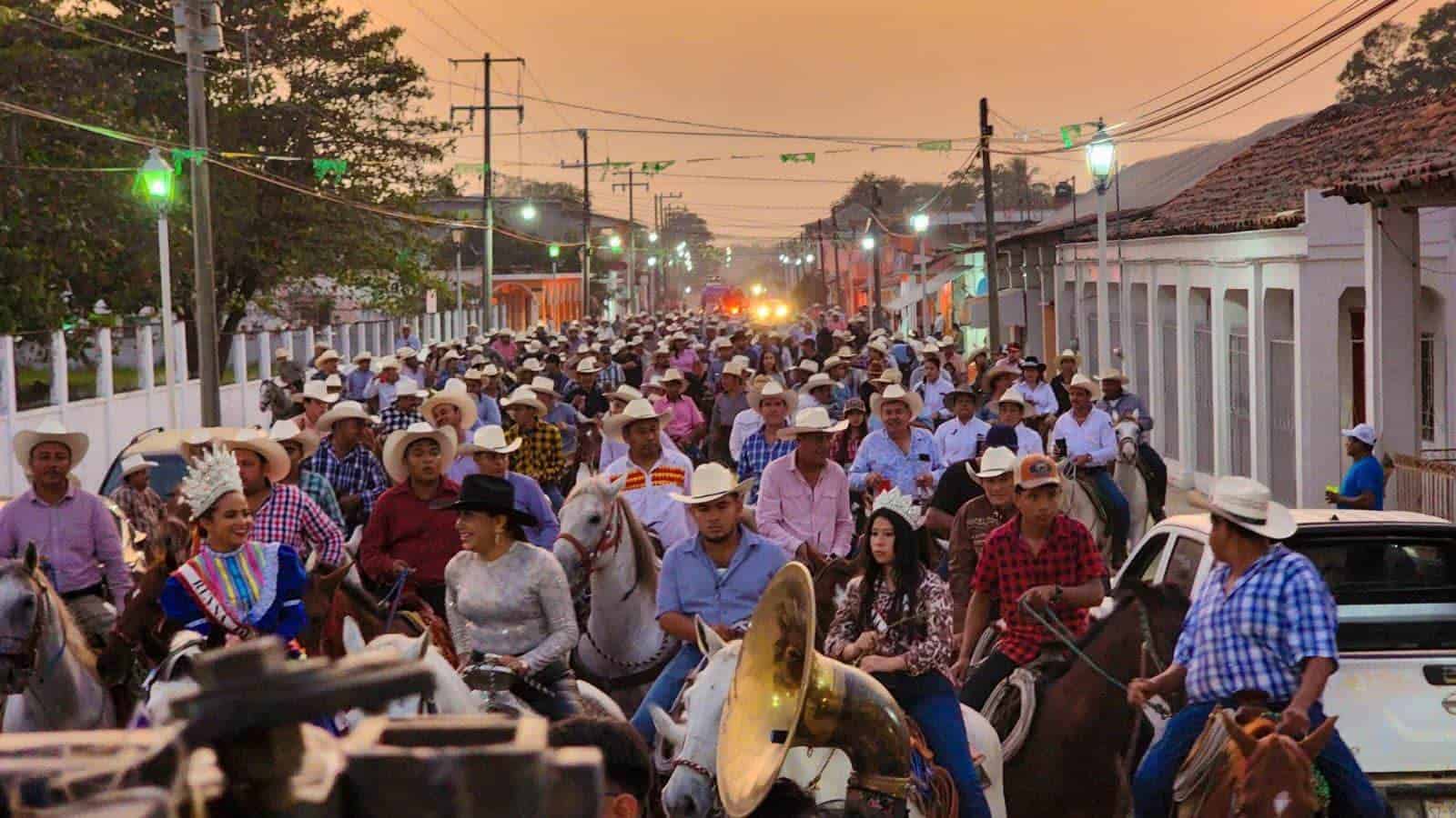 Con cabalgata celebran a San Juan Evangelista