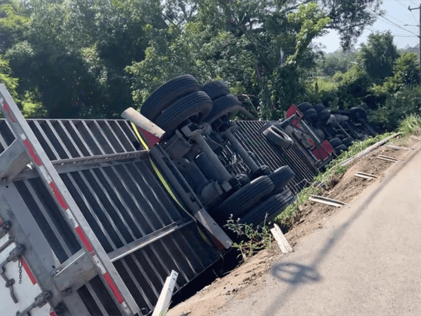 ¡Aparatoso! chocan autobús y tráiler en la autopista Cardel-Poza Rica