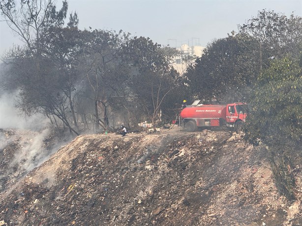 Bomberos continúan sofocando incendio en colonia Lomas del Ángel en Veracruz tras 18 horas activo | VIDEO