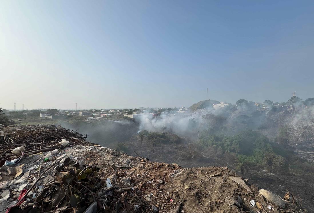 Bomberos continúan sofocando incendio en colonia Lomas del Ángel en Veracruz tras 18 horas activo | VIDEO