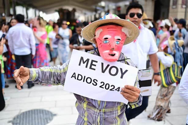 Realizan desfile de fin de año en Veracruz 2024