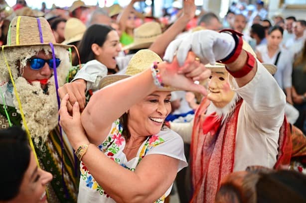 Realizan desfile de fin de año en Veracruz 2024