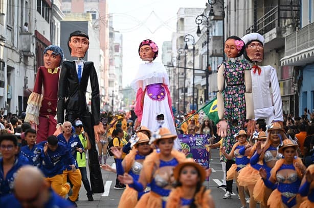 Realizan desfile de fin de año en Veracruz 2024