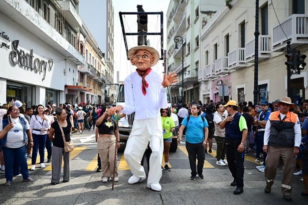 Realizan desfile de fin de año en Veracruz 2024