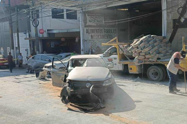 Carambola en Córdoba deja personas prensadas y severos daños materiales