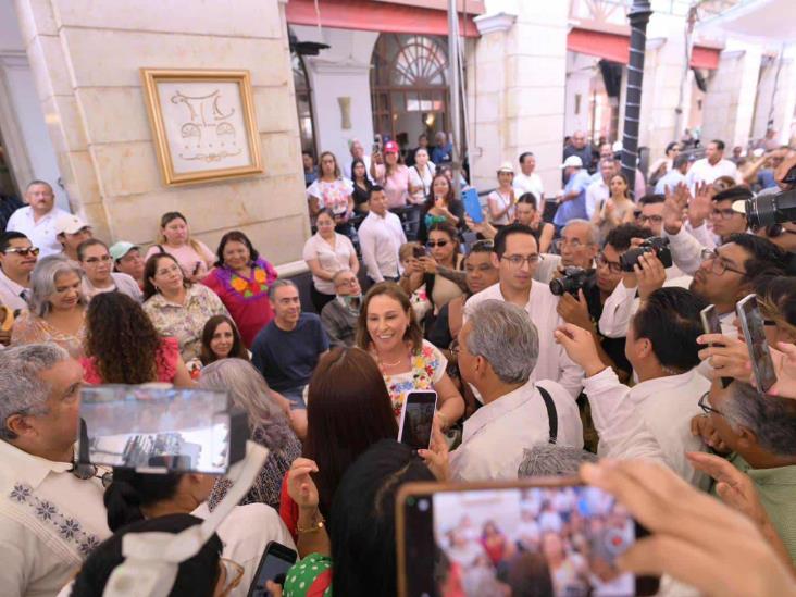 Despiden el Año Viejo en Veracruz entre mojigangas y sones jarochos