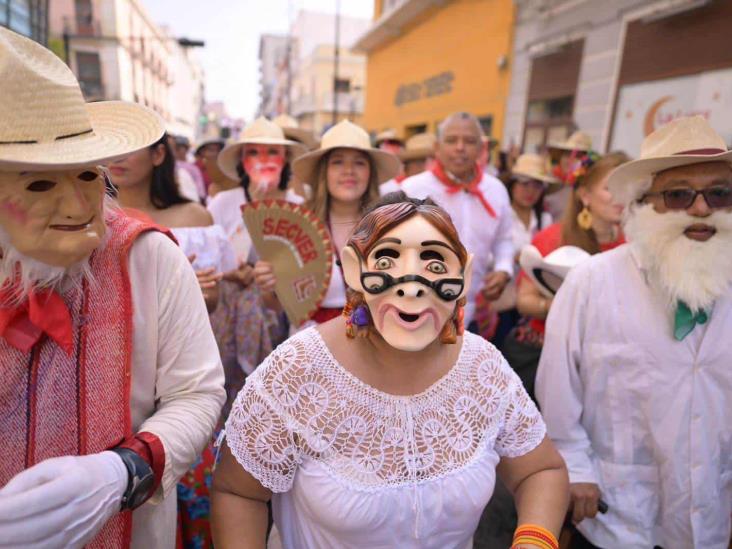 Despiden el Año Viejo en Veracruz entre mojigangas y sones jarochos